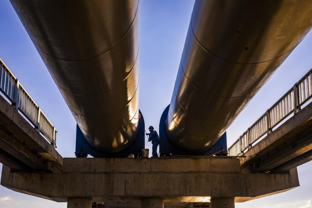 Đường ống th&eacute;p đ&ocirc;i khổng lồ cao vượt đầu người, d&agrave;i 2,3km, kết nối với hồ thuỷ lợi lớn nhất Việt Nam