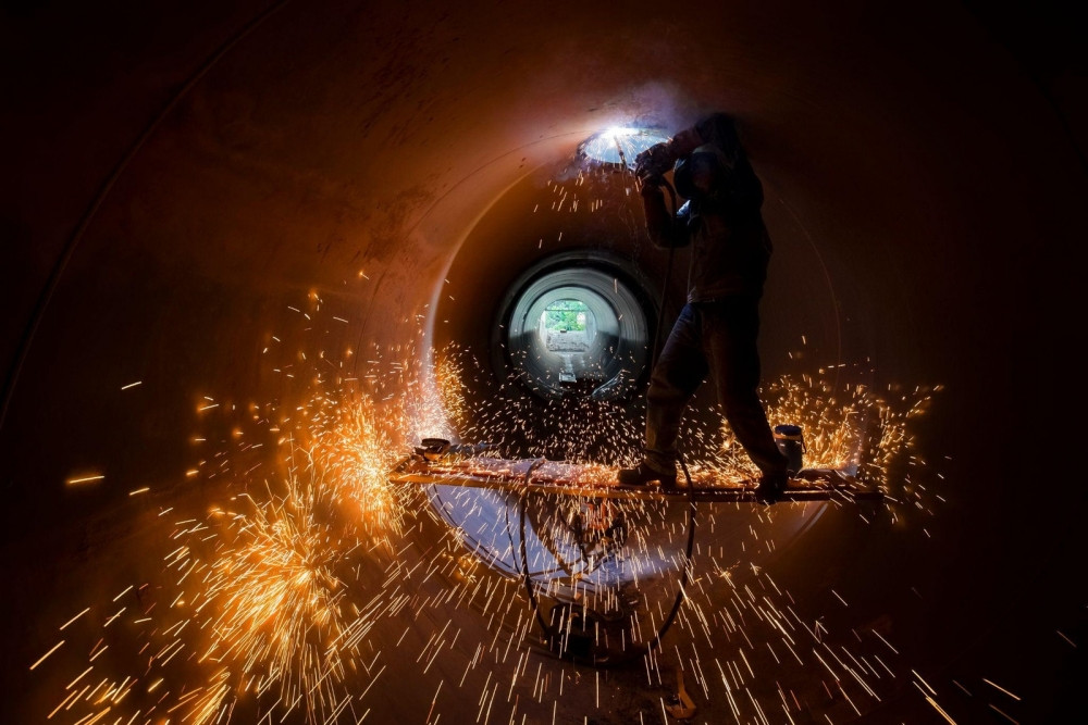 Đường ống th&eacute;p đ&ocirc;i khổng lồ cao vượt đầu người, d&agrave;i 2,3km, kết nối với hồ thuỷ lợi lớn nhất Việt Nam