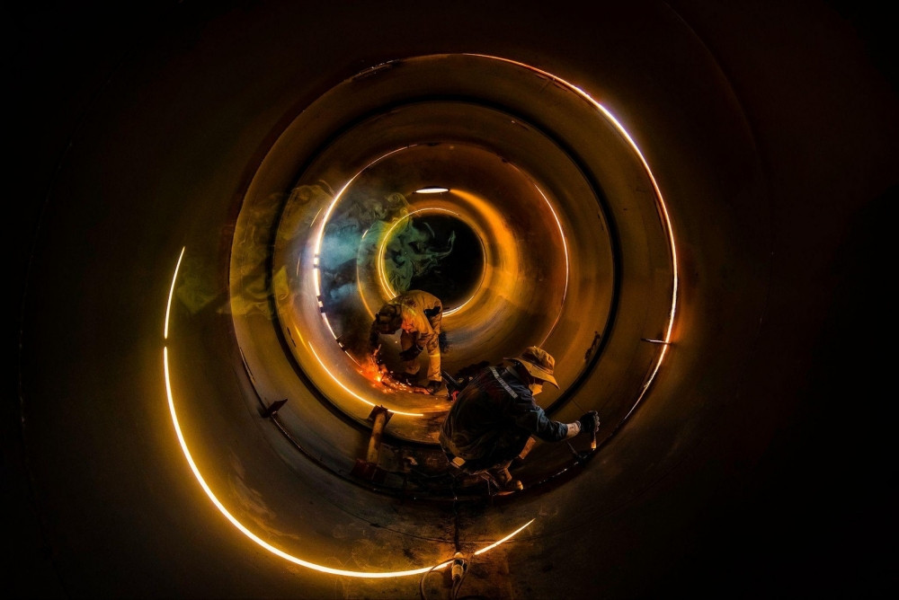 Đường ống th&eacute;p đ&ocirc;i khổng lồ cao vượt đầu người, d&agrave;i 2,3km, kết nối với hồ thuỷ lợi lớn nhất Việt Nam