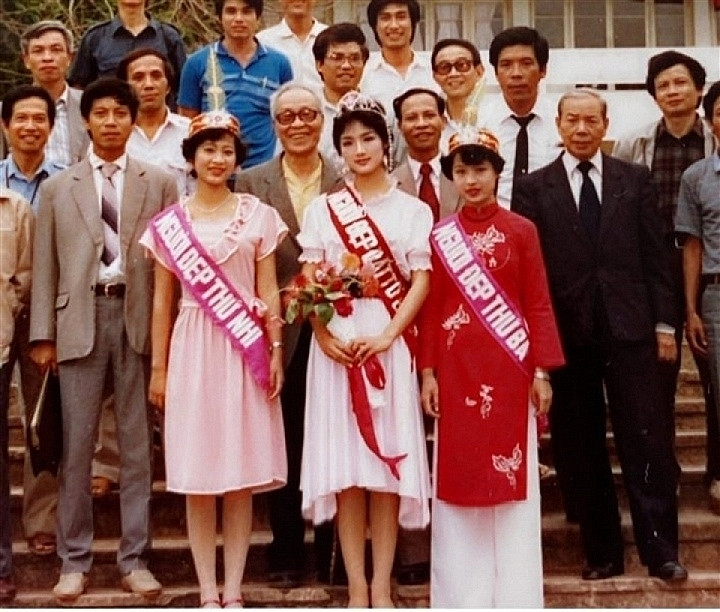 Hoa hậu đặc biệt nhất Việt Nam: Đi thi với 3 cuốn sách lịch sử, 34 năm chưa trao lại vương miện Hoa hậu đặc biệt nhất Việt Nam: Đi thi với 3 cuốn sách lịch sử, 34 năm chưa trao lại vương miện