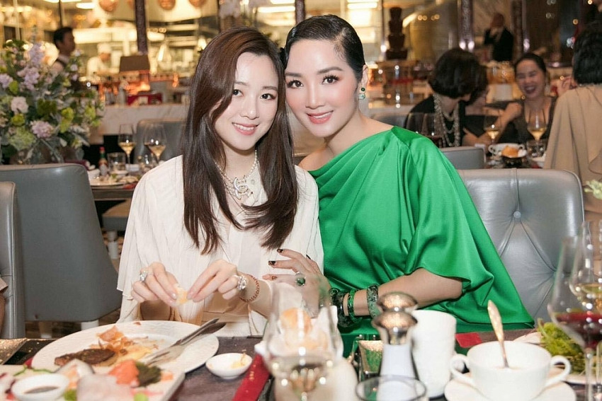 Hoa hậu đặc biệt nhất Việt Nam: Đi thi với 3 cuốn sách lịch sử, 34 năm chưa trao lại vương miện Hoa hậu đặc biệt nhất Việt Nam: Đi thi với 3 cuốn sách lịch sử, 34 năm chưa trao lại vương miện