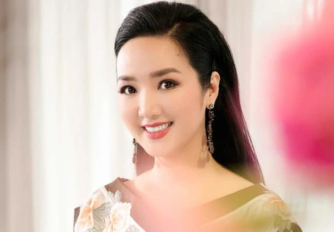 Hoa hậu đặc biệt nhất Việt Nam: Đi thi với 3 cuốn sách lịch sử, 34 năm chưa trao lại vương miện Hoa hậu đặc biệt nhất Việt Nam: Đi thi với 3 cuốn sách lịch sử, 34 năm chưa trao lại vương miện