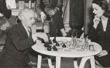 Bỏ vợ giàu sang, danh họa đi theo tình yêu nảy nở từ bàn cờ vua