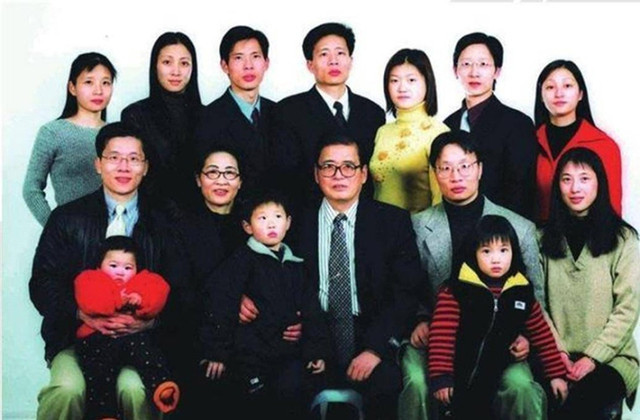 Gia đ&igrave;nh &ocirc;ng Th&aacute;i Tiếu V&atilde;n b&ecirc;n c&aacute;c con, gồm cả d&acirc;u rể v&agrave; c&aacute;c ch&aacute;u. Ảnh: sohu.