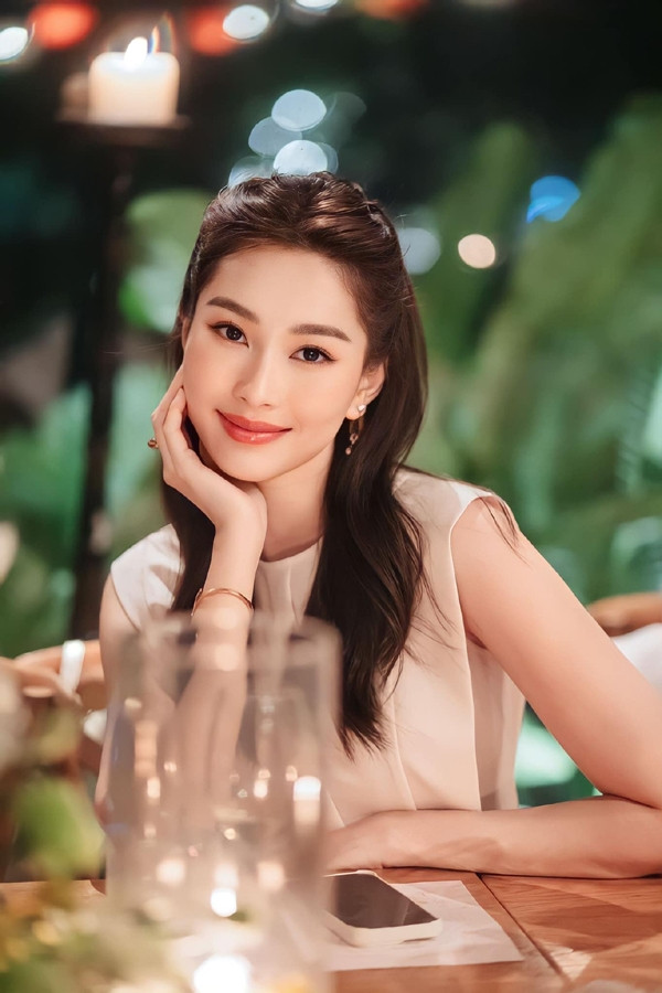Hoa hậu Việt từng 2 lần từ chối đi thi quốc tế lấy thiếu gia tập đoàn BĐS, tuổi 32 viên mãn trong biệt thự đắt đỏ trung tâm Sài thành Hoa hậu Việt từng 2 lần từ chối đi thi quốc tế lấy thiếu gia tập đoàn BĐS, tuổi 32 viên mãn trong biệt thự đắt đỏ trung tâm Sài thành
