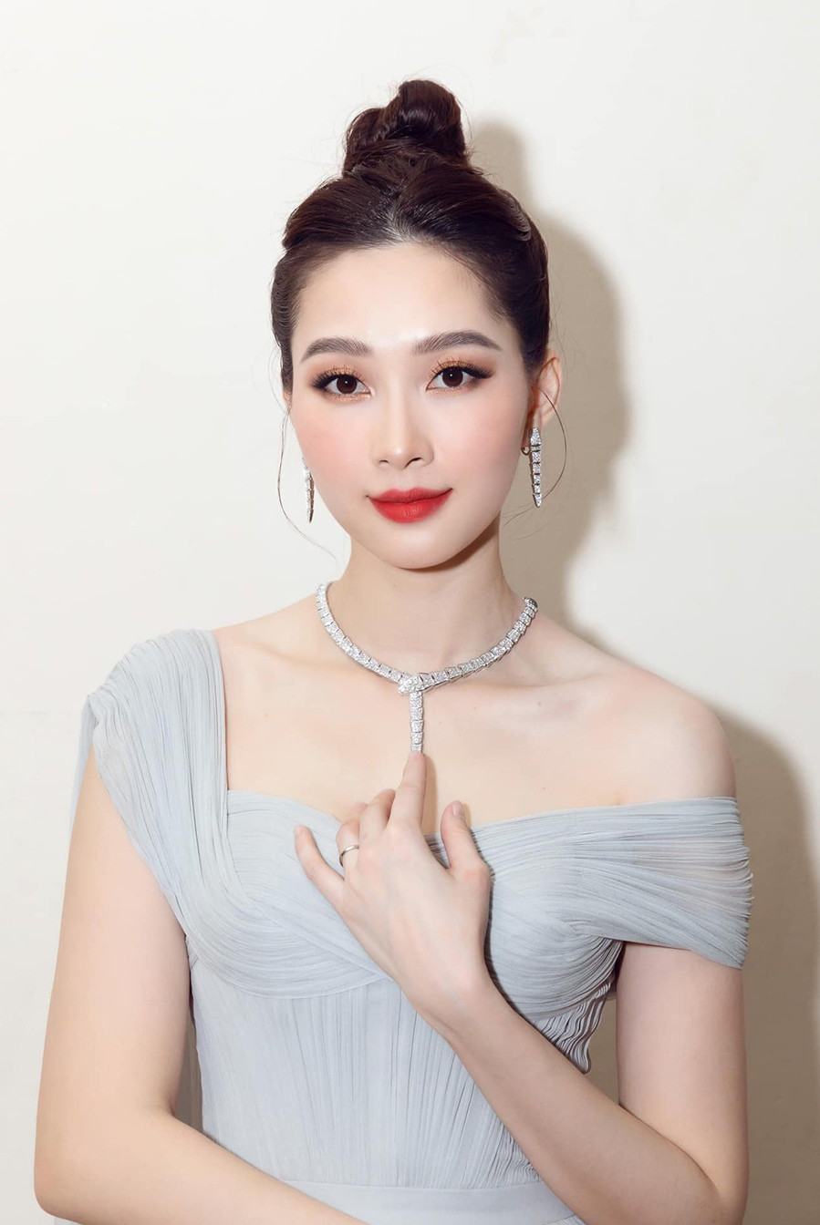 Hoa hậu Việt từng 2 lần từ chối đi thi quốc tế lấy thiếu gia tập đoàn BĐS, tuổi 32 viên mãn trong biệt thự đắt đỏ trung tâm Sài thành Hoa hậu Việt từng 2 lần từ chối đi thi quốc tế lấy thiếu gia tập đoàn BĐS, tuổi 32 viên mãn trong biệt thự đắt đỏ trung tâm Sài thành