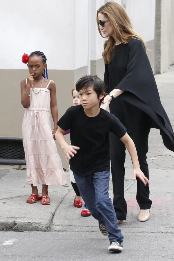 Kh&ocirc;ng chỉ vậy, trước sự &aacute;p đảo của c&aacute;c nhiếp ảnh gia săn tin, Pax Thi&ecirc;n c&ograve;n c&oacute; những phản ứng kh&aacute;c thường như la h&eacute;t hoặc thậm ch&iacute; bỏ chạy để tr&aacute;nh họ. Ảnh: Internet.