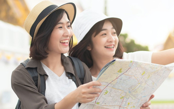 9 mẹo tiết kiệm tiền khi đi du lịch: Du lịch trái mùa, sử dụng những trang web du lịch để đặt khách sạn rẻ hơn, ở cùng gia đình để tiết kiệm chi phí khách sạn, đặt chuyến bay vào đúng thời điểm...