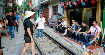 Công an phường dẹp phố cà phê đường tàu 'mới mọc', phạt 4 trường hợp vi phạm