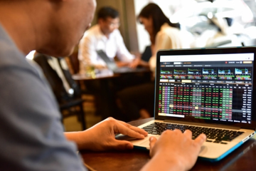 Dow Jones tiếp tục bay cao, VN-Index đã bắt đầu chậm lại