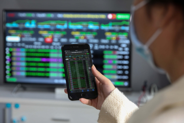 Thanh khoản thị trường tăng mạnh tuần qua, nhiều cổ phiếu bất động sản bứt phá