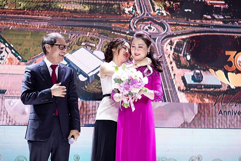 Chuyện về những người đứng sau thành công của các tỷ phú Việt