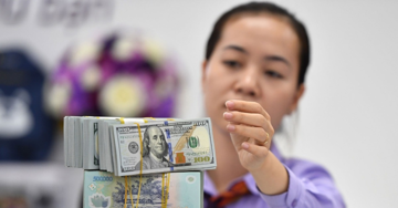 Bản tin tài chính sáng 10/8: Giá vàng và USD đi xuống, dầu tăng lên