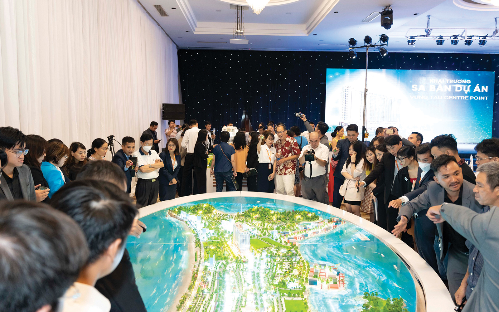 Đông đảo khách tham quan dự án Vung Tau Centre Point tại TP. Vũng Tàu. Ảnh: Lê Toàn https://cdn.stockproxx.com/2023/8/10/bds-01.jpg