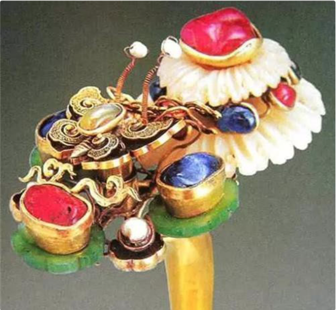 Ngôi mộ cổ bất ngờ phát nổ, kho báu gần 700 tỷ vương vãi khắp nơi, huy động cả quân đội để ngăn người dân mất kiểm soát