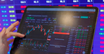 Bản tin tài chính sáng 12/8: Giá vàng giảm, USD tăng, dầu đi lên