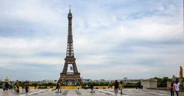 Pháp sơ tán khẩn cấp tại khu vực tháp Eiffel vì đe dọa đánh bom