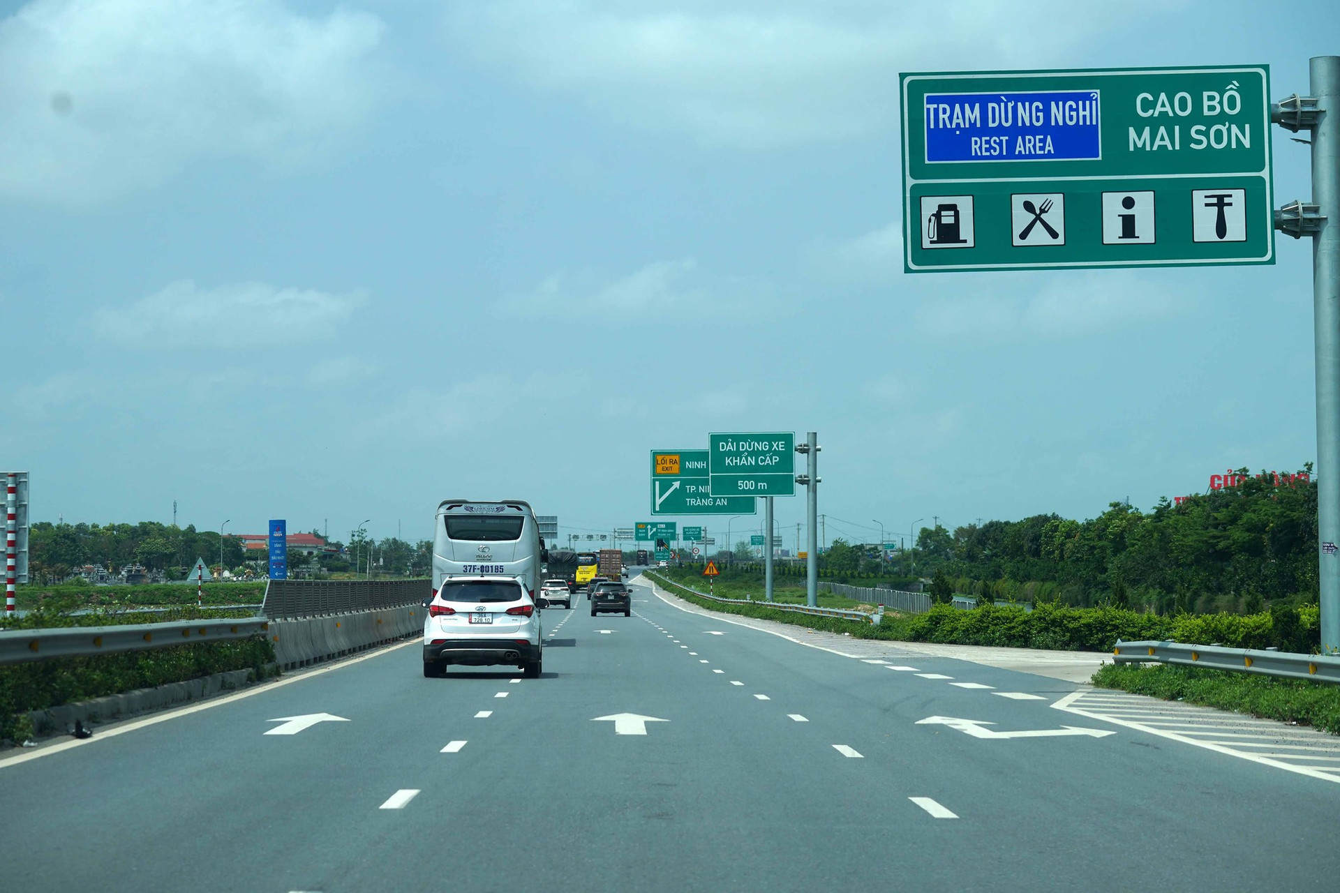 Khẩn trương xây trạm dừng nghỉ, sớm xoá hình ảnh cao tốc 'kém văn minh' - Ảnh 1.