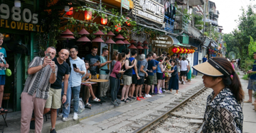 Chủ quán dẫn khách lách hẻm, vượt chốt vào 'phố cà phê đường tàu' Hà Nội