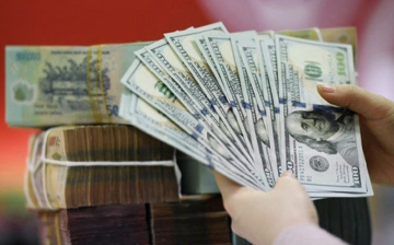 Tỷ giá USD tiếp tục tăng nóng, ngân hàng bán đắt hơn chợ đen