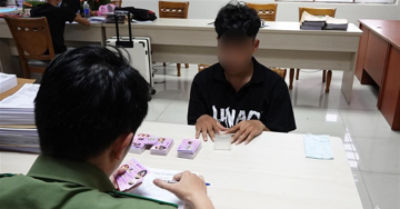 Vạnh trần thủ đoạn phát tờ rơi có hình ảnh nhạy cảm để lừa đảo