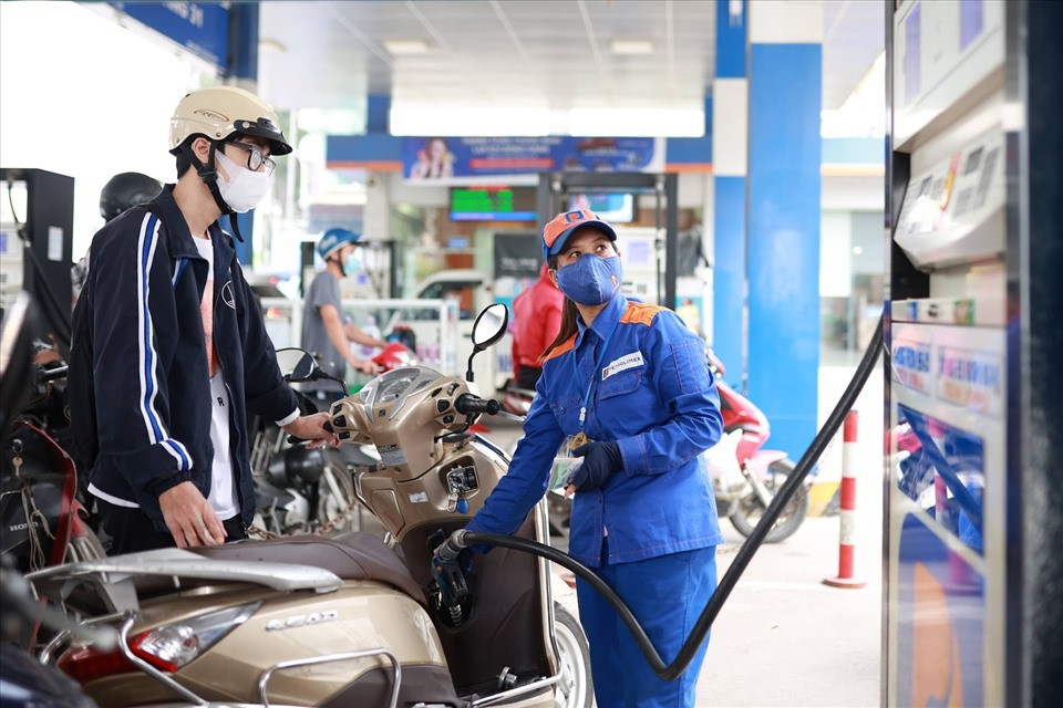 Giá xăng dầu có thể tăng 2.300 đồng/lít vào ngày mai