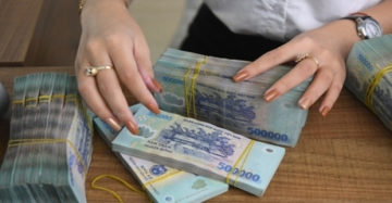 Lãi suất giảm, tiền gửi vào ngân hàng vẫn tăng cao hơn tín dụng