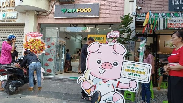 Vì đâu bầu Đức dừng nuôi gà trong khi tỷ phú Trần Đình Long 