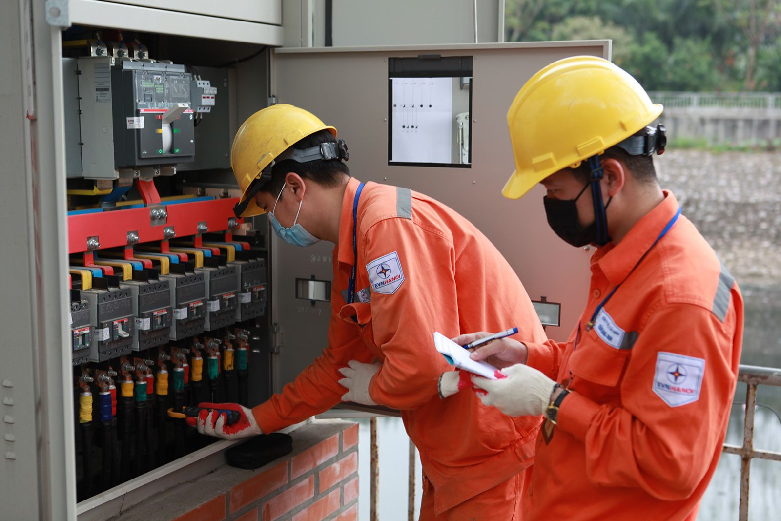 EVN kêu gặp khó vì giá điện giữ nguyên suốt 4 năm