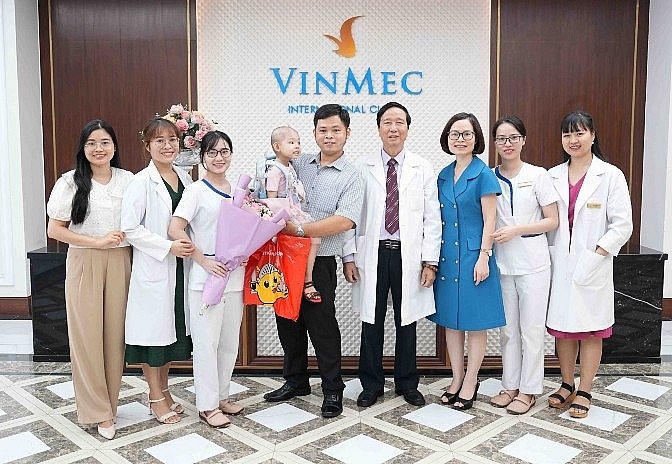 Bệnh viện tư nhân của ông Phạm Nhật Vượng vừa tạo bước tiến cho ngành Y: Lần đầu Việt Nam điều trị ung thư thành công cho bé gái 4 tuổi nhờ một công n Bệnh viện tư nhân của ông Phạm Nhật Vượng vừa tạo bước tiến cho ngành Y: Lần đầu Việt Nam điều trị ung thư thành công cho bé gái 4 tuổi nhờ một công n