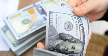 Bản tin tài chính sáng 24/8: Giá vàng cùng USD đi lên, dầu giảm