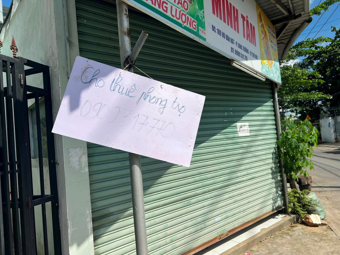 Biển cho thuê để cả tháng nhưng không ai hỏi. Ảnh: Hạ Vy - Nhịp Sống Thị Trường