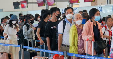 Chưa nghỉ lễ, ngàn khách đã xếp hàng chờ check-in tại sân bay Nội Bài