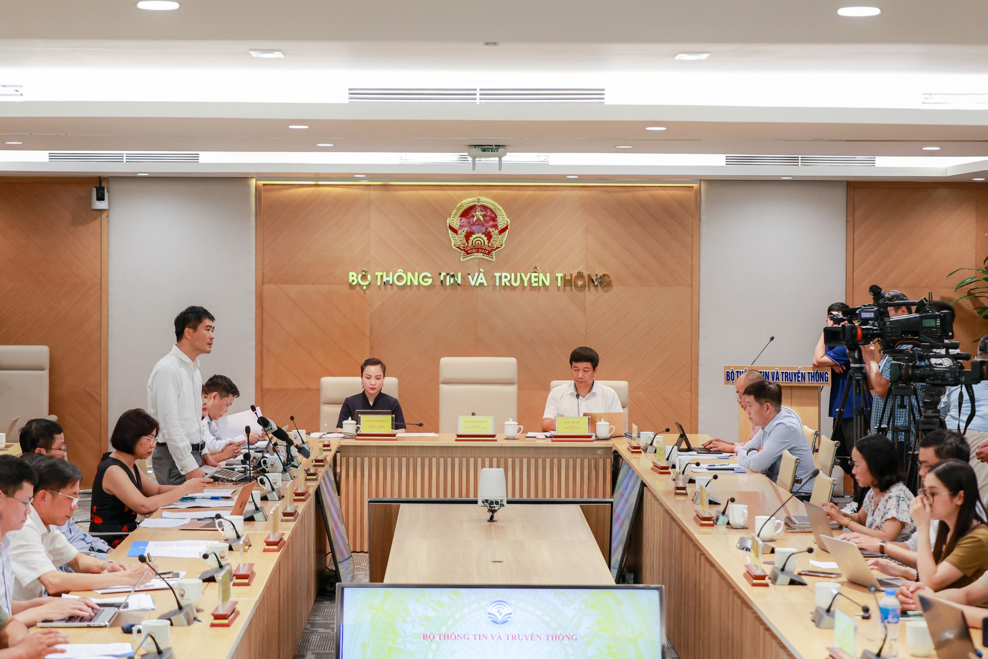 Đã xử lý 20% giấy tờ thuê bao cá nhân đứng tên nhiều sim di động - Ảnh 1.