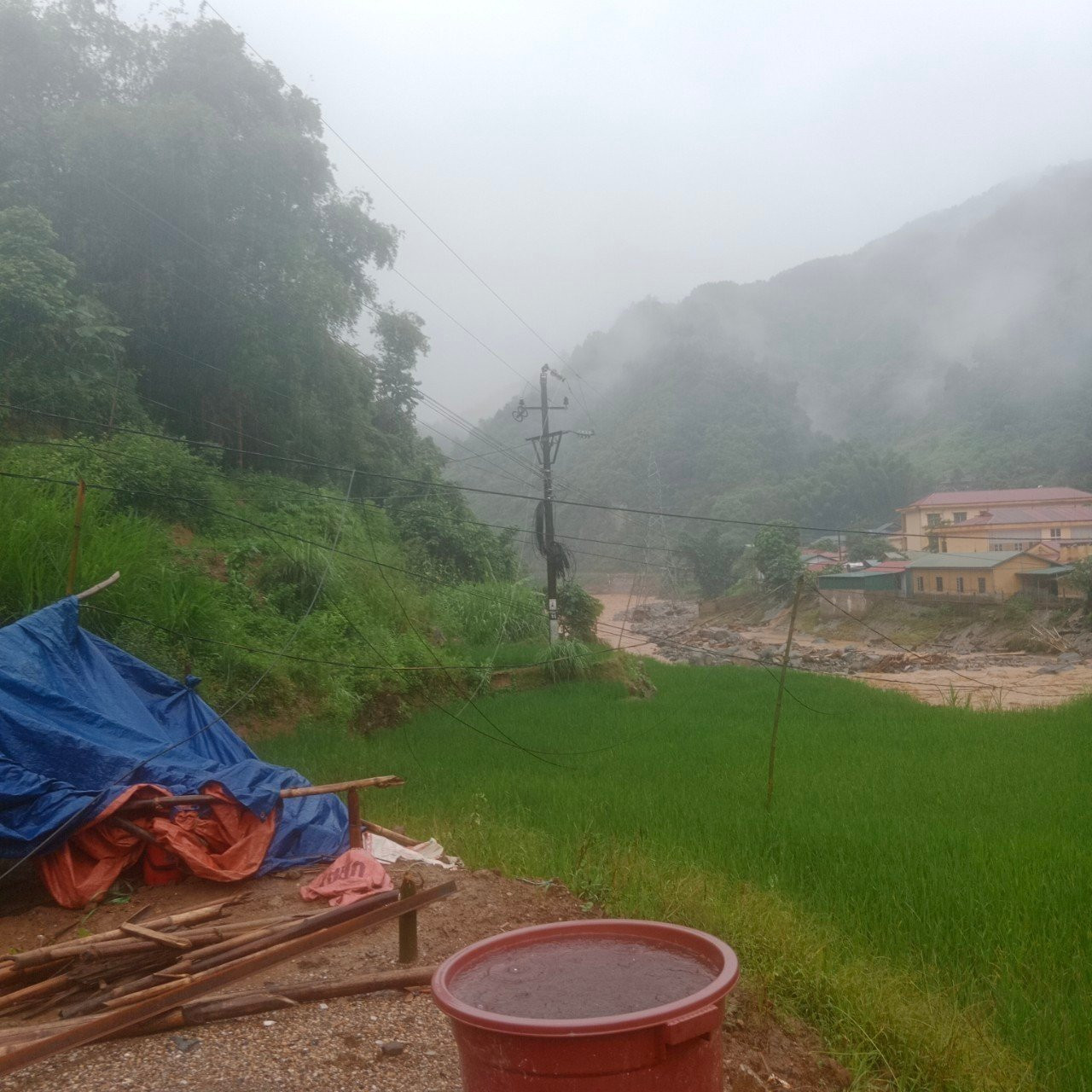 Yên Bái huy động lực lượng tại chỗ dồn lực khắc phục sự cố lưới điện do mưa lũ - Ảnh 1.