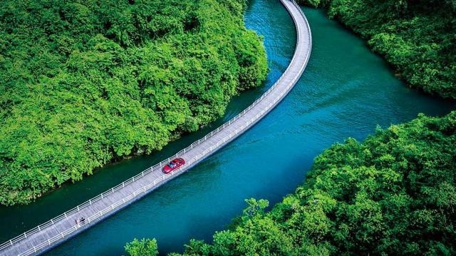 “Cây cầu gỗ đẹp nhất thế giới” ở Trung Quốc không có trụ cầu vẫn nổi trên mặt nước, chịu được sức nặng tương đương 10.000 người