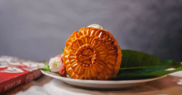 3 anh em, không ai chịu đi ngủ vì chờ ăn miếng bánh trung thu