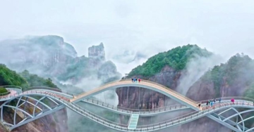 Choáng ngợp cây cầu kính "lơ lửng giữa mây", uốn lượn như sóng nước giữa 2 vách núi, vượt qua gió mạnh, mưa lớn, sạt lở để hoàn thiện
