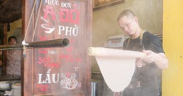 Quán Hà Nội tráng tay loại bánh phở đỏ 'hiếm thấy', khách đến ăn lo chủ quán lỗ
