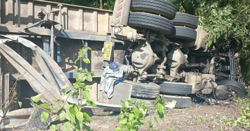 Xe container lật nghiêng khi ôm cua đổ đèo, tài xế tử vong trong cabin