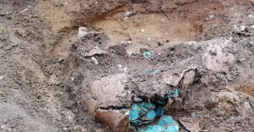 Đào ruộng, nông dân bất ngờ tìm thấy kho báu 7.000 xu vàng, bạc, giới khảo cổ lập tức tới hiện trường tiết lộ sự thật