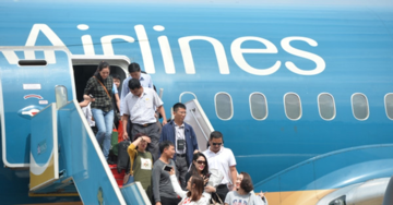 Vé máy bay Tết không rẻ; iPhone đời cũ đua nhau giảm giá