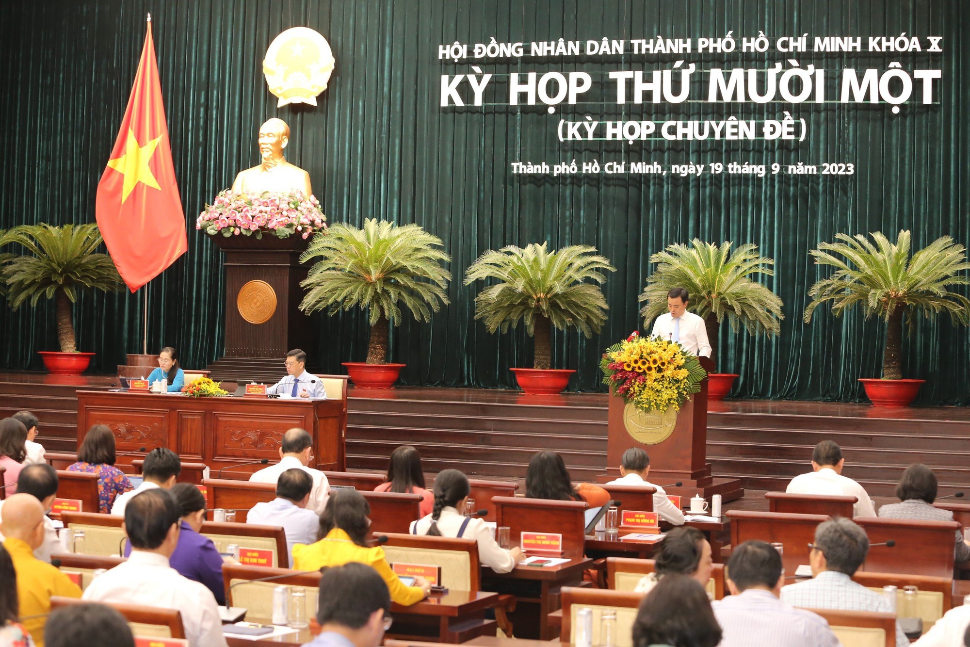 TPHCM đề xuất chi thu nhập tăng thêm cho cán bộ, công chức, viên chức - Ảnh 2.