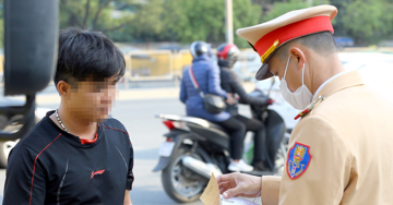 Xuất trình giấy phép lái xe qua VNeID, vì sao người đàn ông bị xử phạt?