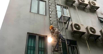 Hối hả lắp thang thoát hiểm ngoài chung cư mini, Bộ Xây dựng cảnh báo