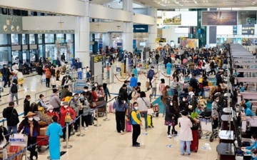 Khách bay quốc tế tăng hơn 300%
