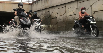 Hầm chui cửa ngõ TP.HCM ngập nặng, người dân chật vật di chuyển