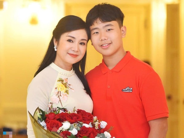 NSND Thu Hà cùng con trai út