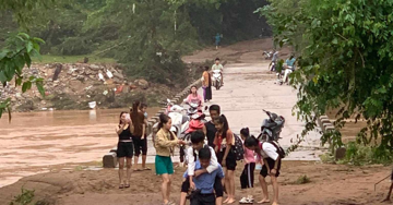 Bùn ngập đến thắt lưng, hiệu trưởng cõng học sinh đến trường