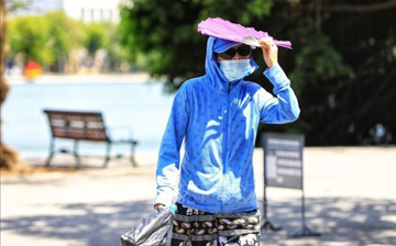 Cẩn trọng với tác hại của tia cực tím và nóng bức tại Trung Bộ